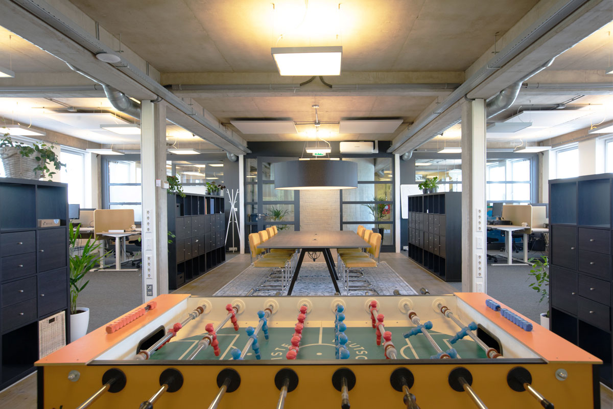 Creatieve werkplek ontspanningsruimte industriële kantoorinrichting Utrecht