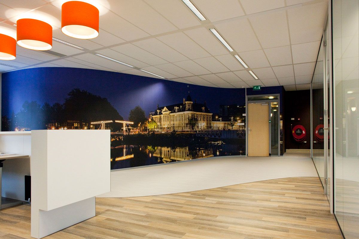 Inrichting kantoor in Zeist met een grote muurfoto van het oude Muntgebouw in Utrecht.