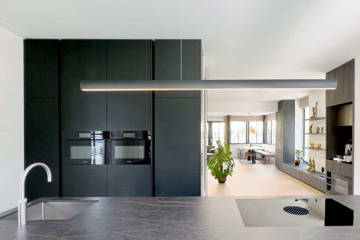 Luxe Interieur met zwarte keuken in woning Houten, Utrecht