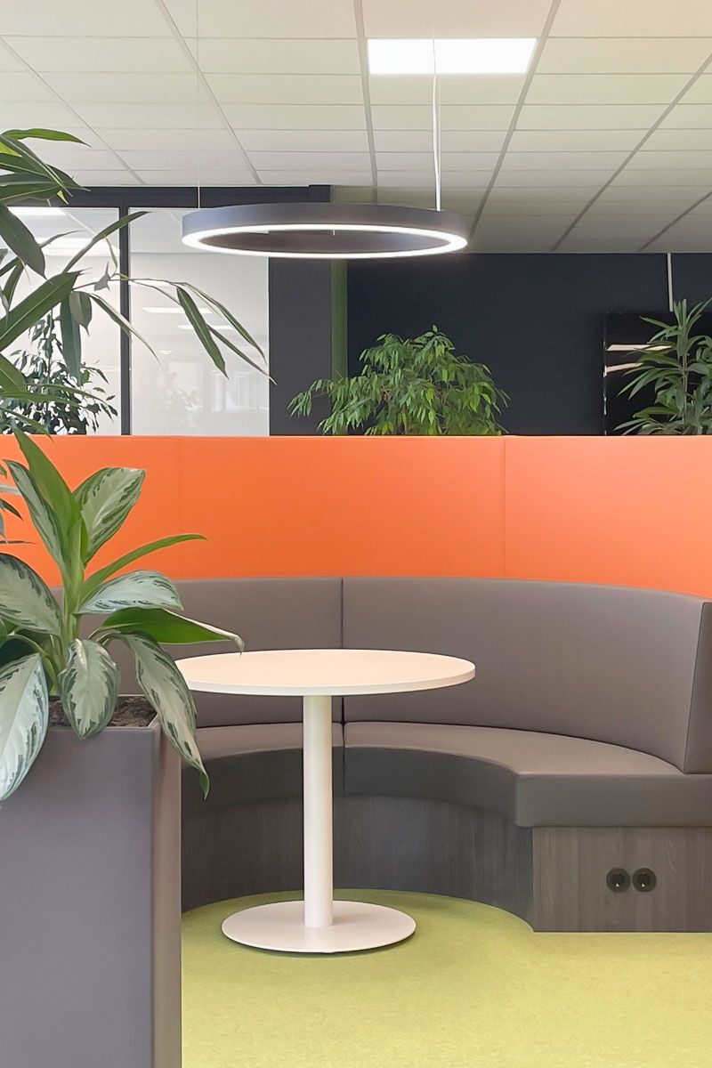 Interieurarchitect voor de kantoorinrichting van EAGE - moderne inrichting groen kantoorpand