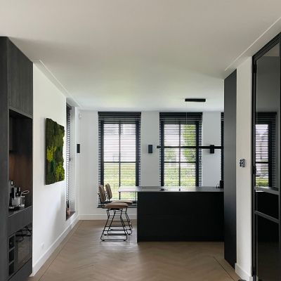 Binnenhuisarchitect Nieuwegein - ontwerp zwarte keuken en meubel op maat woning